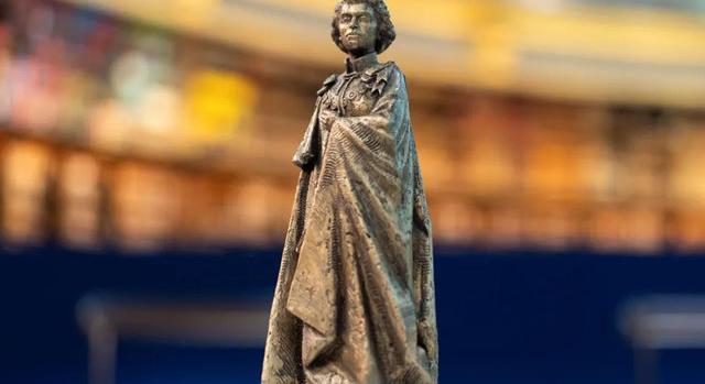 Londonban állítanak emlékművet a 100 éve született II. Erzsébetnek