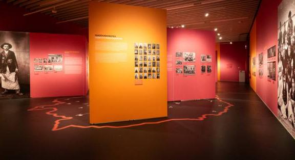 Törékeny mementóink - Fotótörténet és vizuális önismeret a Néprajzi Múzeum Vágatlanul című kiállításában