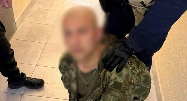 Gépkarabéllyal sétált egy férfi az egyi kijevi lakótelepen, kommandósok fogták el