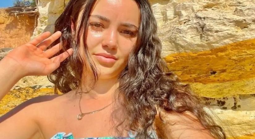 Mintha a börtönből akarnának kitörni! Szabadságért kiáltanak a szexi modell hatalmas mellei – galéria