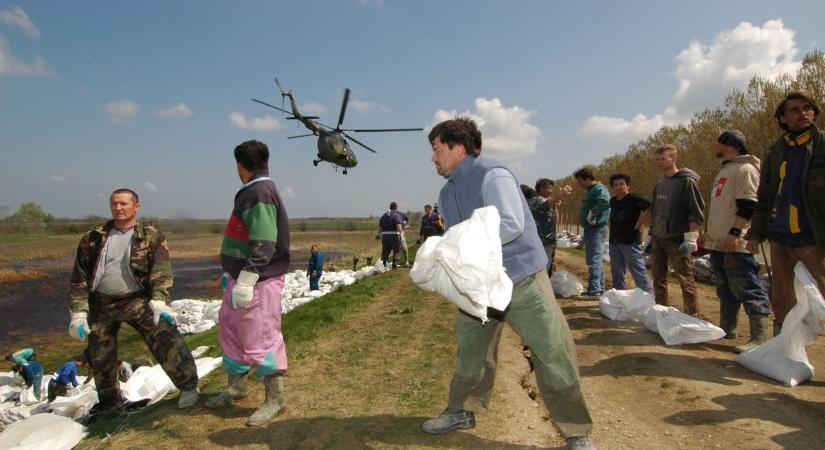 Fehér zászlók a házakon: volt, aki az életét kockáztatva sem hagyta el az otthonát a katasztrófa idején