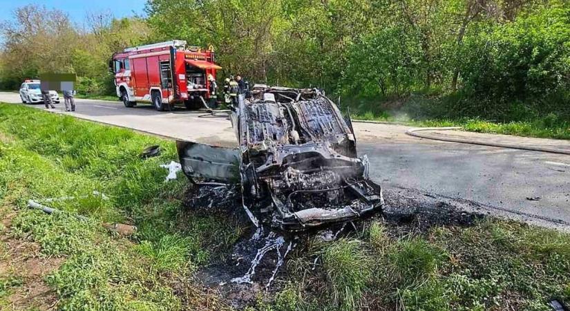 A fejtetőre borult autóból felcsapó lángok között lelte halálát a nő (fotókkal)