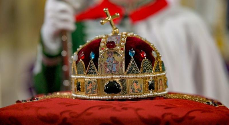 Elviszik a helyéről a magyar Szent Koronát