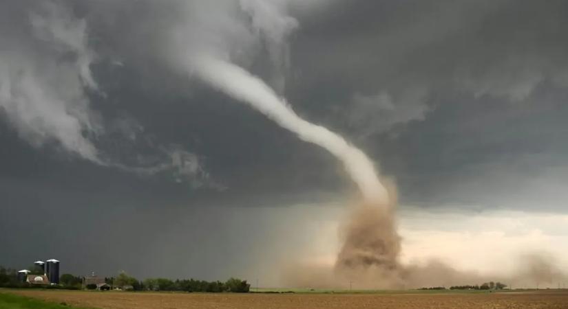 Tornádó csapott le a szomszédban: a lakosok rémülten kerestek menedéket – videó