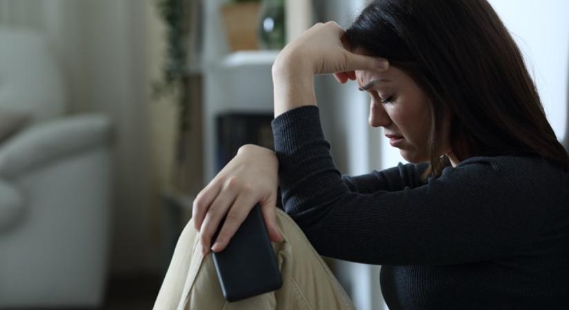 Véletlenül rossz gombot nyomott meg a férje telefonján a nő: olyan üzenetváltás tárult elé, amitől azonnal zokogni kezdett