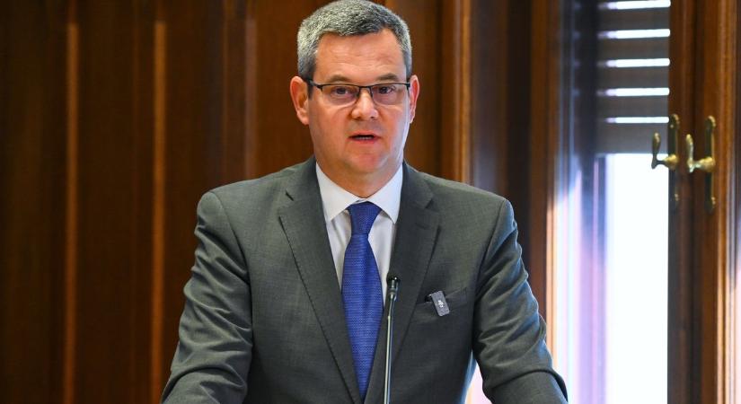 Ordenáré módon anyázott a fideszes politikus, miután eltűnt milliárdokról kérdezték