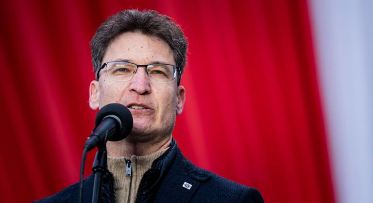 Cser-Palkovics András nem lép vissza, Székesfehérvár polgármestere nem fogadja el Magyar Péter felszólítását