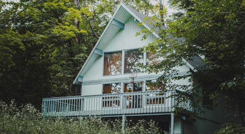 Új házat vett, sokkot kapott azon, mit rejtettek el a konnektorban az előző lakók