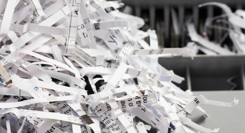 BBC: pendrive-okon kínálnak dokumentumokat magyar hivatalnokok, büntetlenséget és a munkájuk megtartását kérik