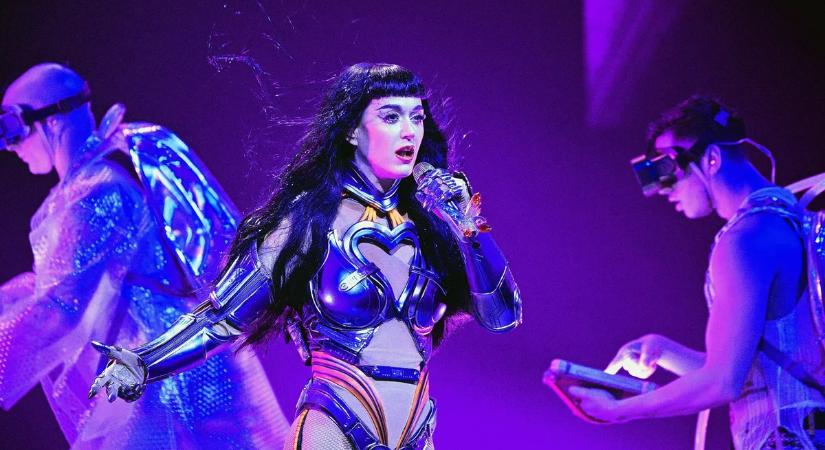 Katy Perry mindenkit megdöbbentett Rómában: ezt mártotta a Trevi-kútba – videó