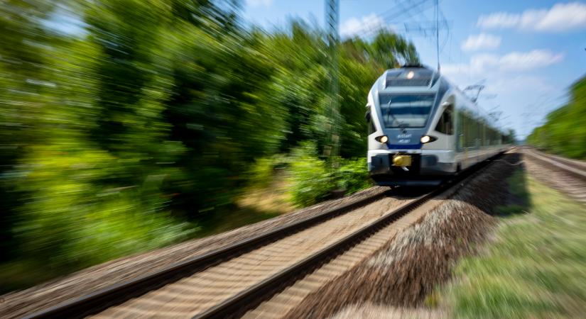 Gázolt a vonat Vácon, a tűzoltók segítik az utasok átszállását