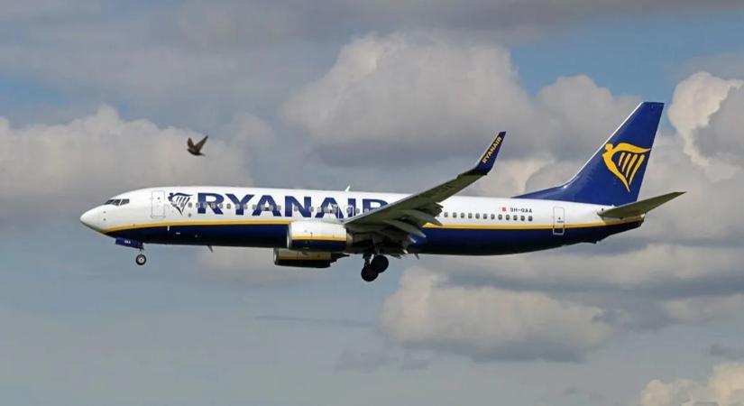 Új szintre emelte a bliccelést? – Furcsa helyről került elő egy utas a Ryanair járatán – videó