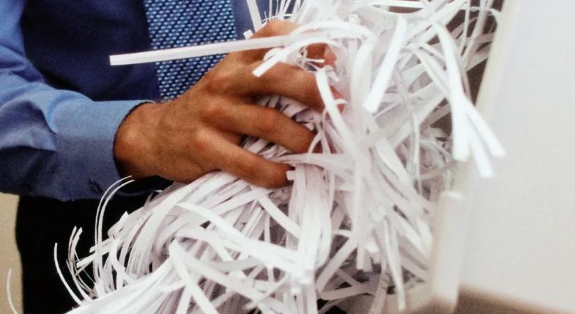 BBC: Pendrive-ra másolt dokumentumokkal kuncsorognak büntetlenségért a Tiszánál minisztériumi dolgozók