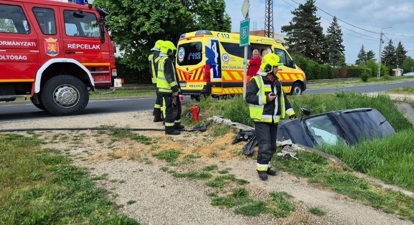Árokba csapódott egy autó Répcelakon - fotók