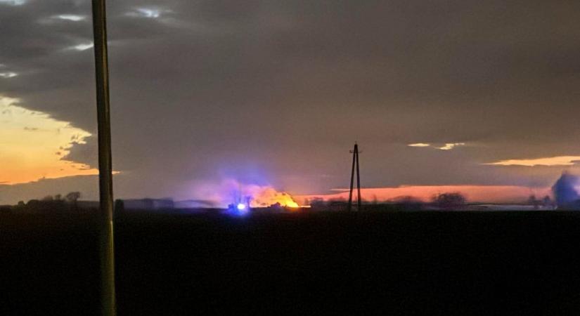 Hatalmas lángokkal ég a nádas Hajdúszoboszló és Nádudvar között – fotóval