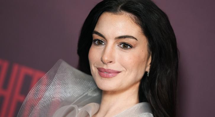 Anne Hathaway ellopta a show-t a vörös szőnyegen, így jelent meg Az ördög Pradát visel 2. premierjén