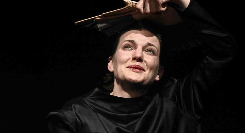 VIRÁGBA BORULVA Zeck Julianna: Hosszú virágzás / Orlai Produkció, Füge Produkció, Jurányi Ház