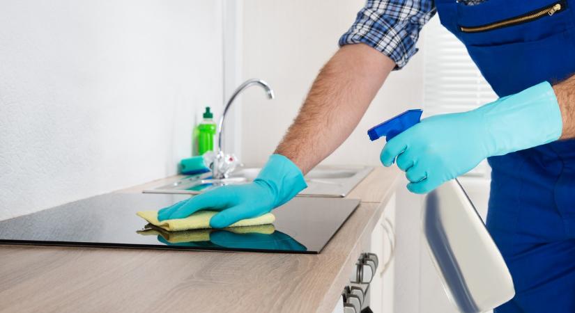 Így lesz ragyogóan tiszta a főzőlap: olcsó és hatékony házi trükk