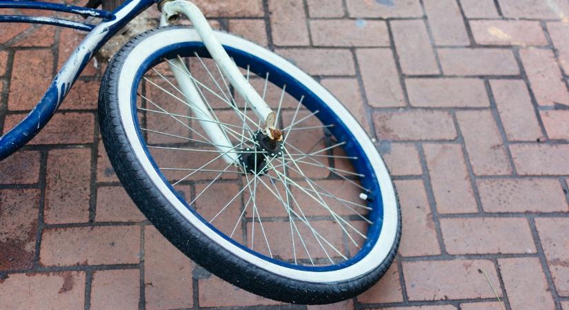 Elütötte a járdán bicikliző gyereket, majd egy szó nélkül otthagyta