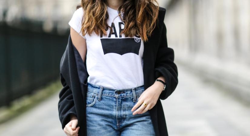 A legegyszerűbb szett, ami mindig működik: így viseld a póló-farmer kombót stílusosan