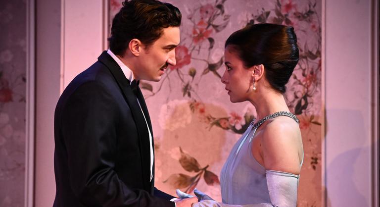 A színházban sem menekülhet a bűnös, lakolnia kell