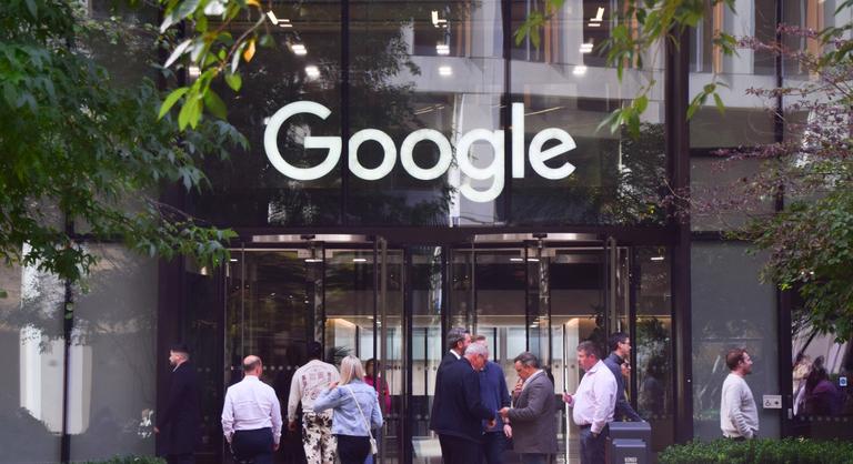 A Google-nek elege lett az internet egyik legidegesítőbb hirdetési módszeréből, szankciót helyezett kilátásba