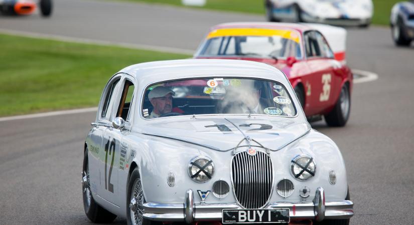 Ezért ragasztották le X alakban a régi versenyautók fényszóróit