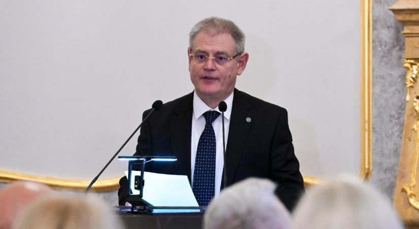 Egyszerűbb és gyorsabb eljárásokat szeretne Tóth Ádám, a közjegyzői kamara újraválasztott elnöke