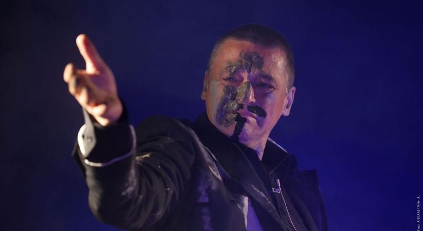 Monodráma rúgja be a TTH ajtaját