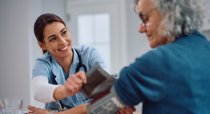 Hogyan befolyásolja a vérnyomásmérést a helytelen kartartás – és hogyan kell helyesen mérni