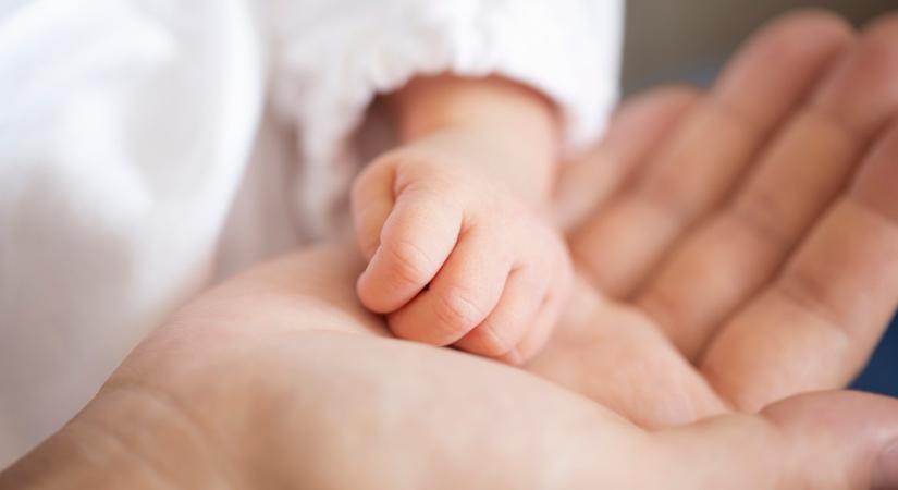 Három hétig titkolták, de most kiderült: Újra apa lett a népszerű magyar énekes