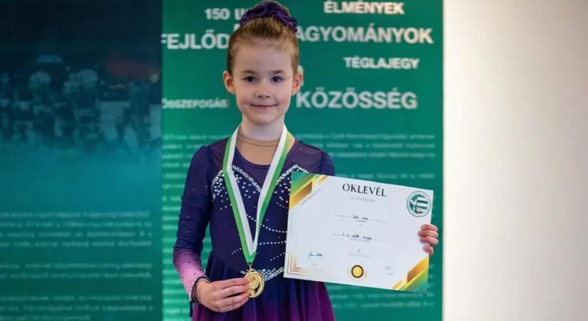 "Anya, hát ez megy!" - Egy éve húzott először korcsolyát, most műkorcsolya bajnok a jégre termett, 6 éves Léna