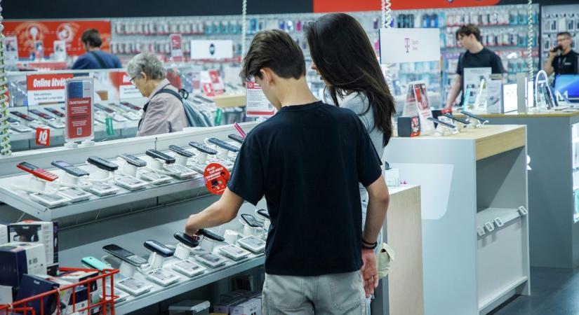 Rendkívüli drágulás jön 2026-ban: ezért kerülhet kétszer annyiba az új mobilod