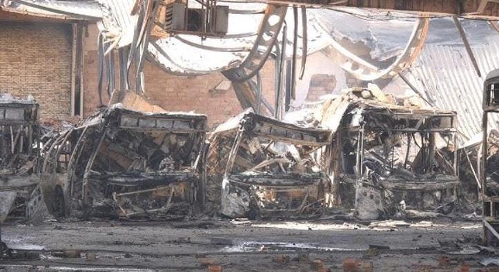 Egy hatalmas garázstűzben kiégett a városi buszok fele Burgosban – videó