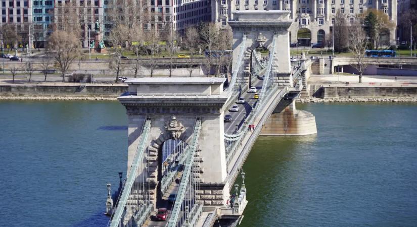 Szeles és az átlagosnál hűvösebb idő jön szerdán, néhol záporok is lehetnek