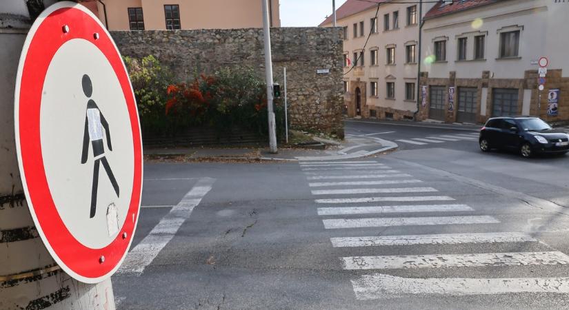 Nézni is rossz: hajszál híján gyerekeket gázolt az autós a zebrán, másodperceken múlt, hogy nem lett nagyobb tragédia - videó