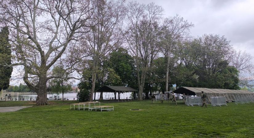 Katonák százai lepik el az Öreg-tó partját, a sétányt is lezárják