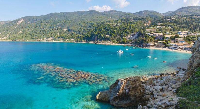 3 órára van a „görög Maldív”: elképesztő, milyen színe van a víznek