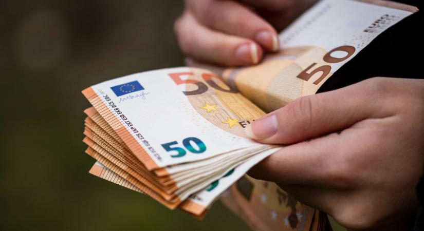 Az erős forint miatt megérheti most eurós számlát nyitni, de oda kell figyelni néhány szempontra