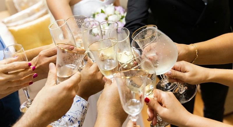 Lakodalom: csökken a részvételt visszaigazolók száma