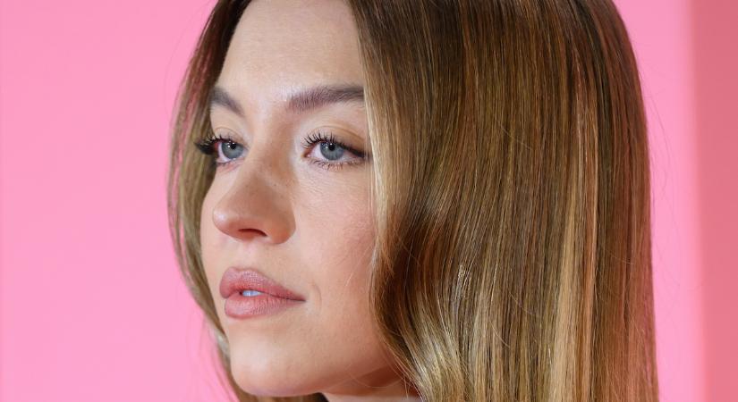 Kiderült, hogy mi az oka: Sydney Sweeney jelenetét csúnyán kivágták Az ördög Pradát visel 2-ből