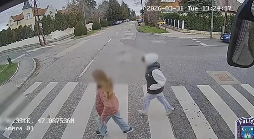 Sokkot kapott a sofőr: A semmiből ugrottak elé a fiatalok – Videó!