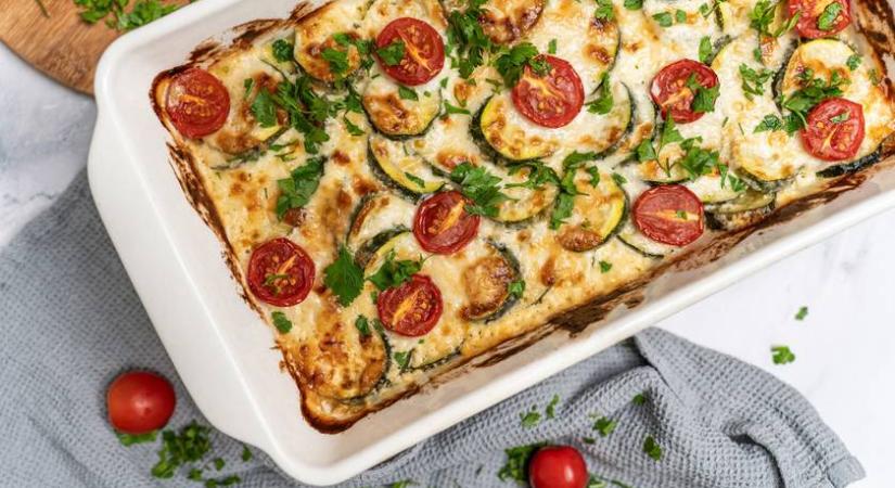 Kalóriaszegény paradicsomos rakott cukkini: nyúlós mozzarella olvad a tetejére