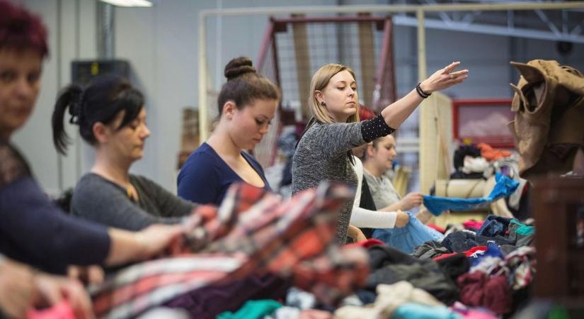 Ingyenesen válogathatnak a ruhák közül Tevelen a Máltai Szeretetszolgálat jóvoltából