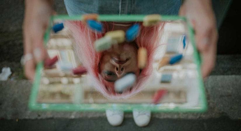 Házkutatások a diákoknak értékesítő drogkereskedő hálózatnál