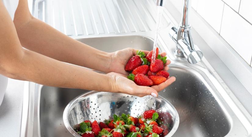 Még mindig sima vízzel mosod az epred? Próbáld ki ezt a módszert, azt állítják, hogy ez jobb a növényvédő szerek és rovarok eltávolítására