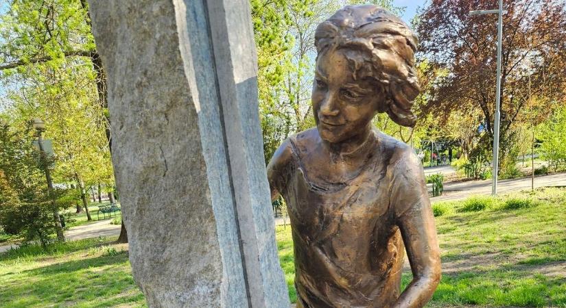 „Bújócska”, akit a szobrászművész unokájáról mintáztak: átadták Csongrád legújabb szobrát