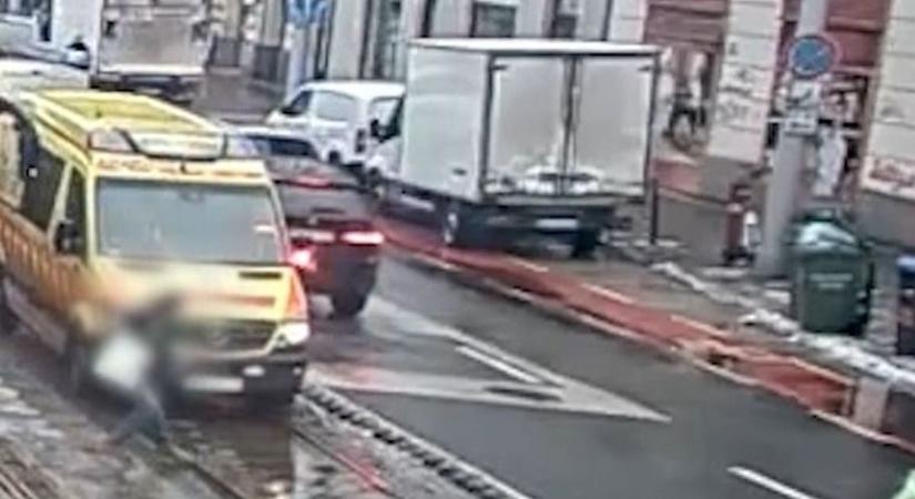 A sziréna nem háttérzaj: lelépett a mentő elé, majdnem halálra gázolták - videó