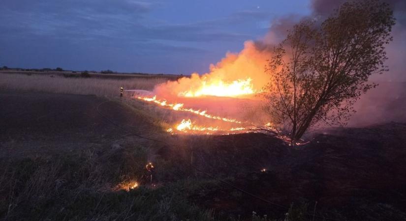 Hajdú-Bihar több pontján is felcsaptak a lángok, több hektáron pusztított a tűz!
