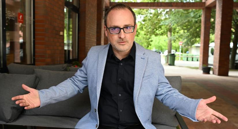 Az M1 híradóban felolvasták: valótlanul híresztelték, hogy Tóta W. Árpád szado-mazo szexet népszerűsít gyerekeknek